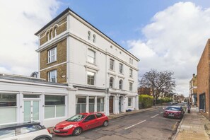 Exterior - Parisian Style Duplex in Richmond Hill (Greater London)