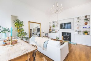 Télévision, chaîne hi-fi, espaces bureaux