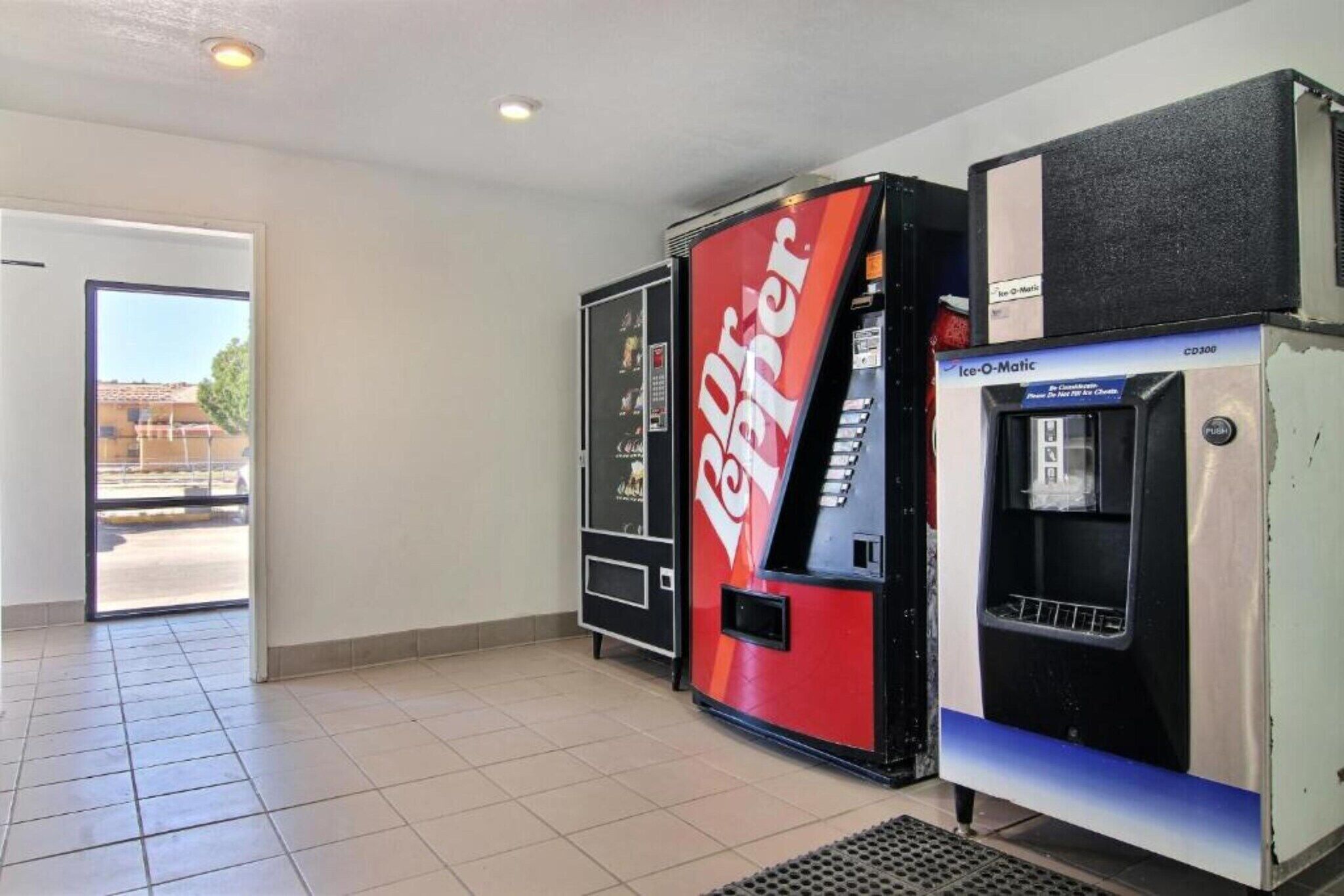 Area con distributori automatici, tra cui un erogatore Coca-Cola e una macchina Ice-O-Matic.