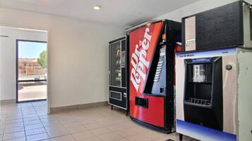 Area con distributori automatici, tra cui un erogatore Coca-Cola e una macchina Ice-O-Matic.