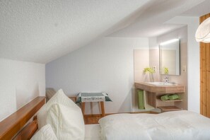 2 bedrooms, free WiFi, bed sheets - I in the Anton house (Obermaiselstein)