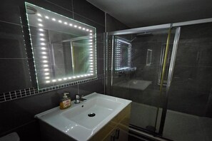 Shower - Standard Single Room - Shared (Windsor)