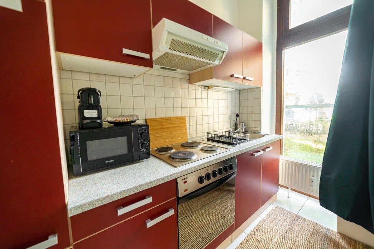 Frigorífico, microondas, horno y placa de cocina