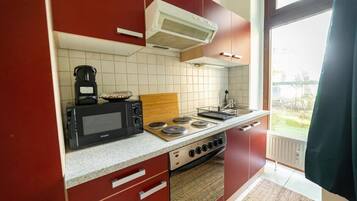 Frigorífico, microondas, horno y placa de cocina