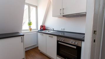 Kühlschrank, Herdplatte, Wasserkocher mit Kaffee-/Teezubehör