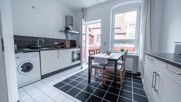 Kjøleskap, mikrobølgeovn, ovn og kokeplater