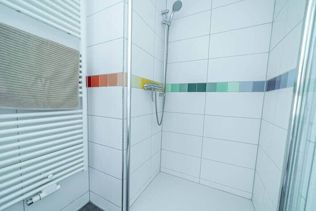 Douche, articles de toilette gratuits, sèche-cheveux