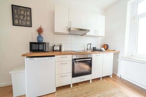 Réfrigérateur, micro-ondes, four, plaque de cuisson