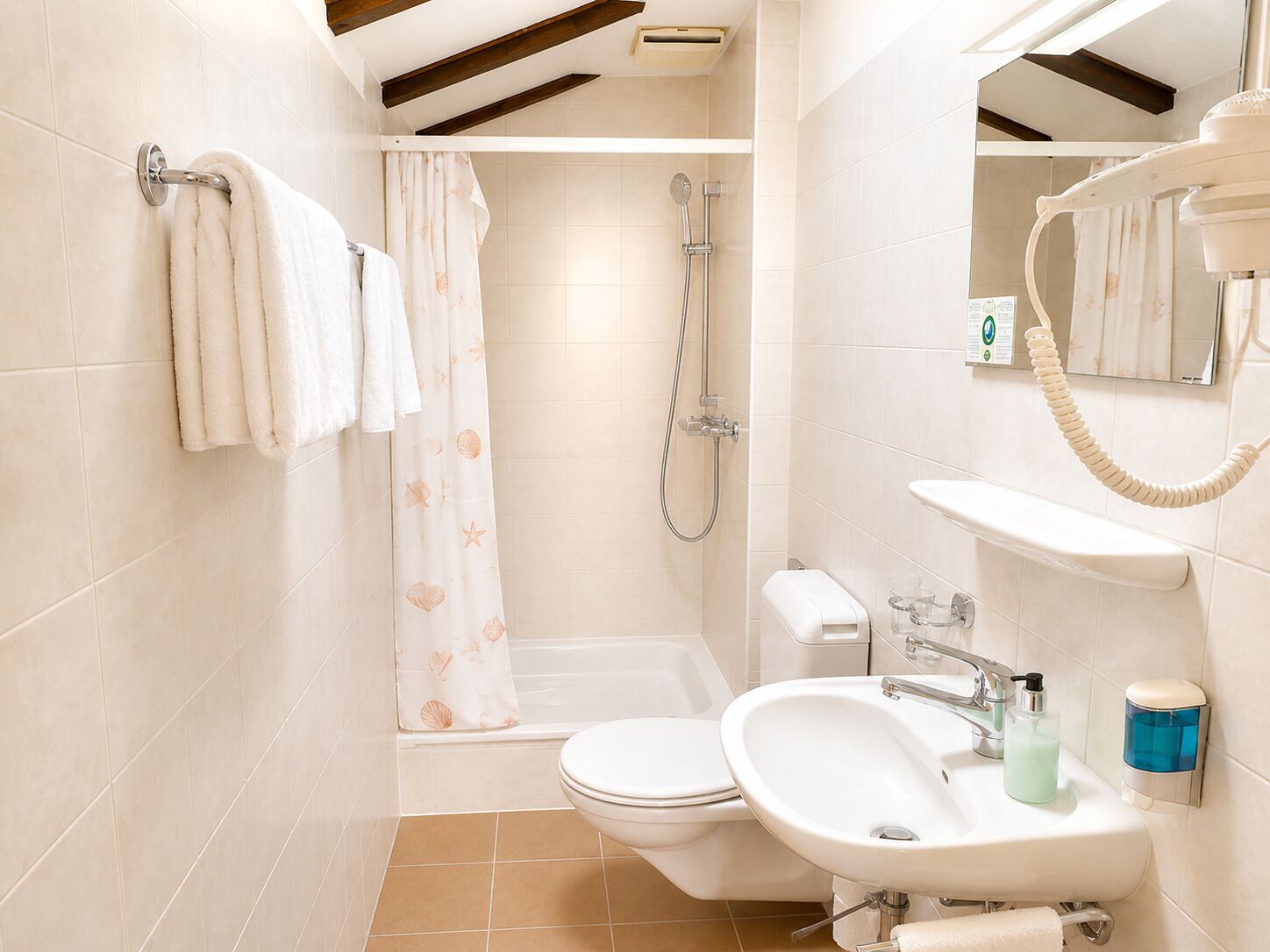 Deluxe-Doppelzimmer, Blick auf den Innenhof | Badezimmer
