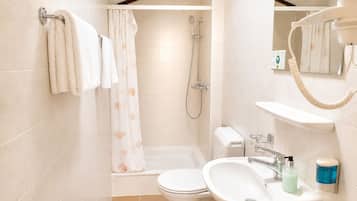 Deluxe-Doppelzimmer, Blick auf den Innenhof | Badezimmer