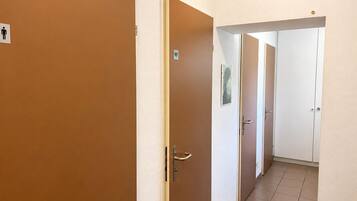 Doppelzimmer, Blick auf den Innenhof | Badezimmer