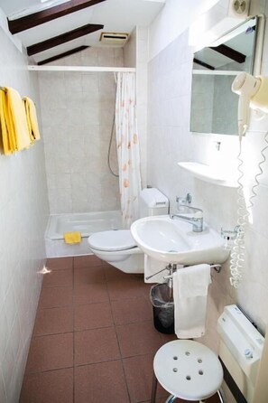 Deluxe Double Room, Courtyard View | Bathroom - Parkhotel Emmaus - Casa Rustico (Losone)