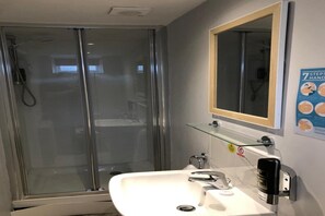 Shower, towels - OYO Watton Vibe Hotel Deluxe Double Room (Thetford)