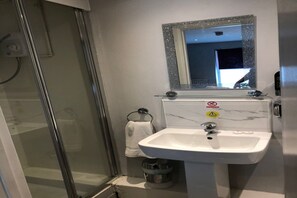 Douche, sèche-cheveux, serviettes fournies