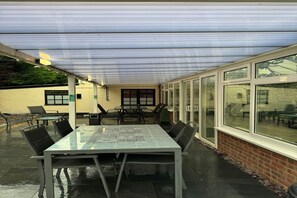 Outdoor dining - OYO Watton Vibe Hotel Deluxe Double Room (Thetford)