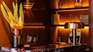 A bar area with a marble countertop, a vase with yellow flowers, and a modern lamp. - Confidential Room 4, a stone's throw from the Louvre (Paris)