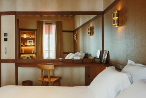 1 bedroom, desk, free WiFi, bed sheets - Confidential Suite 6, a stone's throw from the Louvre (Paris)