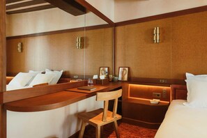1 bedroom, desk, free WiFi, bed sheets - Confidential Suite 6, a stone's throw from the Louvre (Paris)