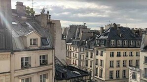 Una hilera de edificios de estilo europeo, con fachadas uniformes y tejados empinados.
