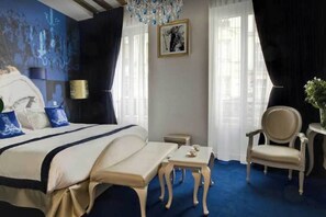 Desk, free WiFi, bed sheets - Confidential Room 1, a stone's throw from the Louvre (Paris)
