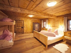 2 عدّة غرف نوم وواي فاي وملاءات أسرّة