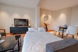 2 bedrooms, iron/ironing board, WiFi, bed sheets - The Best in Beyoglu–Galata Tower View – Elevator – Renovated Interior – Balcony (İstanbul)
