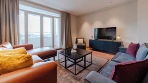 A modern living room with leather sofas, a glass coffee table, and a flat-screen TV. - The Best in Beyoglu–Galata Tower View – Elevator – Renovated Interior – Balcony (İstanbul)