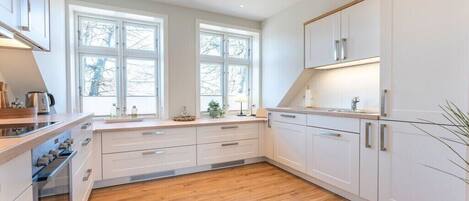 Kjøleskap, ovn, kokeplater og oppvaskmaskin