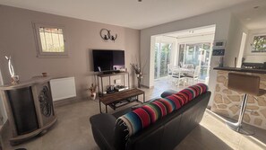 Smart TV, DVD player - Quartier Saint Jean Peaceful apartment with garden close to the beach (La Ciotat)