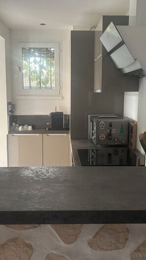 Fridge, microwave, oven, stovetop - Quartier Saint Jean Peaceful apartment with garden close to the beach (La Ciotat)