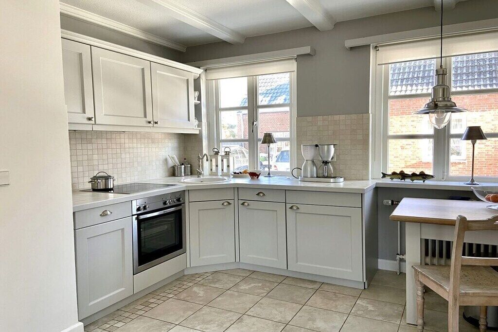 Kjøleskap, kokeplater, oppvaskmaskin og kaffetrakter/tekoker