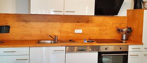 Kjøleskap, ovn, kokeplater og oppvaskmaskin