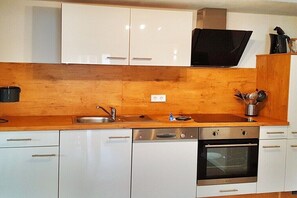 Fridge, oven, stovetop, dishwasher