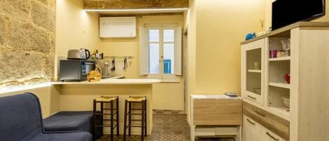 Jääkaappi, uuni, liesi, ruokailupöytä