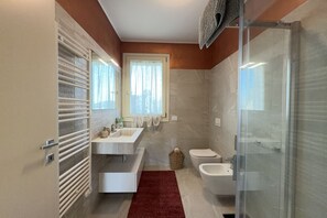 Douche, bidet, serviettes fournies