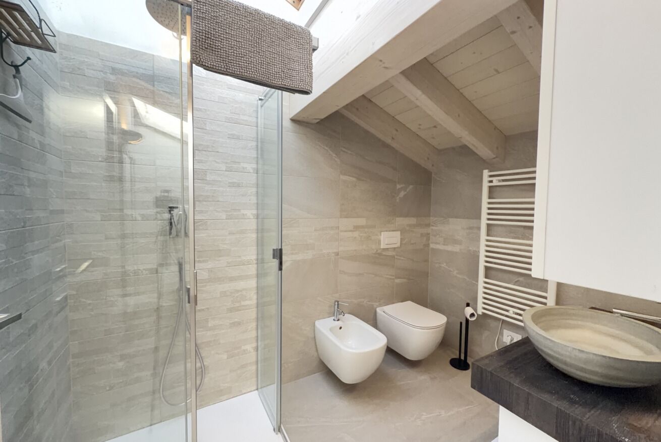 Shower, bidet, towels
