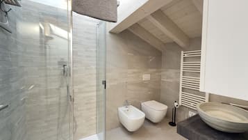 Doccia, bidet, asciugamani