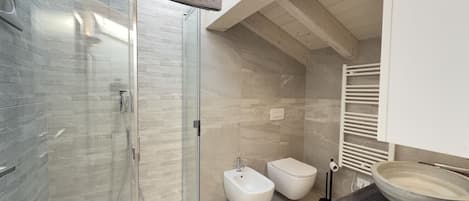 Shower, bidet, towels