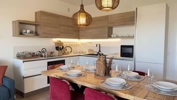 Réfrigérateur, micro-ondes, lave-vaisselle, grille-pain