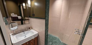 Shower, hair dryer, towels - Hôtel DU Palais Bourbon - Standard Double Room (Paris)