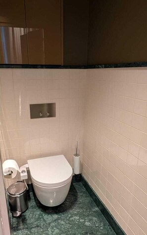 Shower, hair dryer, towels - Hôtel DU Palais Bourbon - Standard Double Room (Paris)