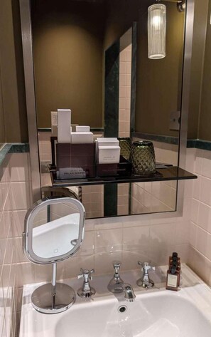 Shower, hair dryer, towels - Hôtel DU Palais Bourbon - Standard Double Room (Paris)