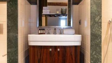 Een douche, een haardroger, handdoeken