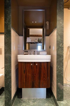 Douche, sèche-cheveux, serviettes fournies