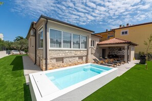 Pool - Stylish Umag Villa Just 200 m from the Sea (Umag)