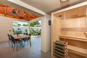 Outdoor dining - Stylish Umag Villa Just 200 m from the Sea (Umag)