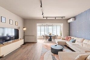 Smart TV - Stylish Umag Villa Just 200 m from the Sea (Umag)