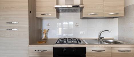 Ofen, Herdplatte, Wasserkocher mit Kaffee-/Teezubehör, Esstisch