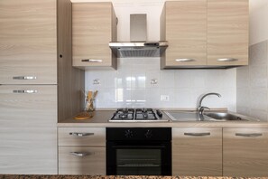 Forno, piano cottura, macchina per tè/caffè, tavolo da pranzo