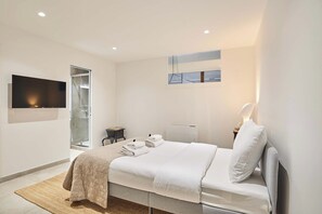 2 bedrooms, desk, iron/ironing board, Internet - Modern Apartement  Center of Paris Montmartre (Paris)